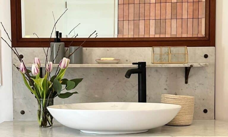 Moderne Badezimmerdeko mit Tulpen und schwarzem Wasserhahn